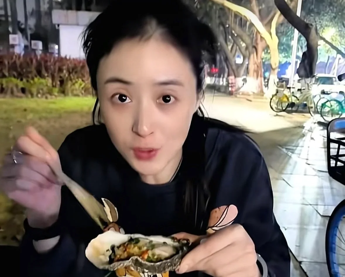 蒋欣路边吃生蚝