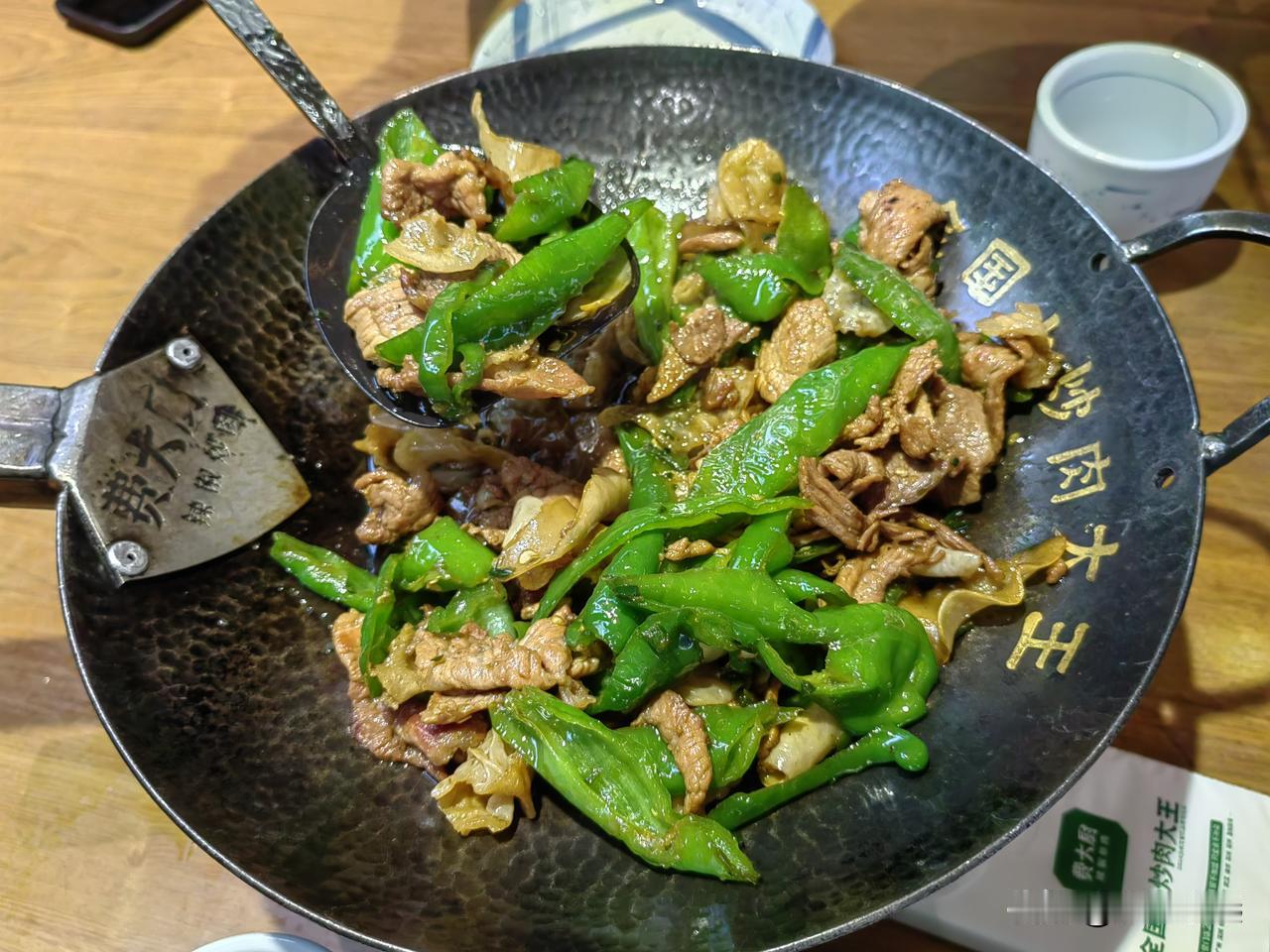昨天晚上我们从松雅湖来到吾悦商场吃晚餐，我们选择了去“费大厨”就餐。

店子外面