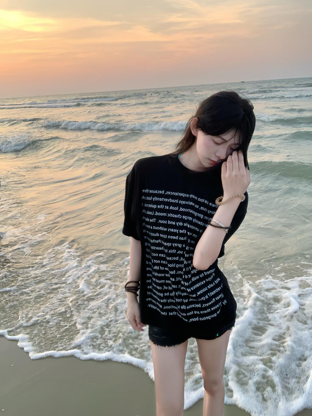 轻触你的发 弄红了落霞