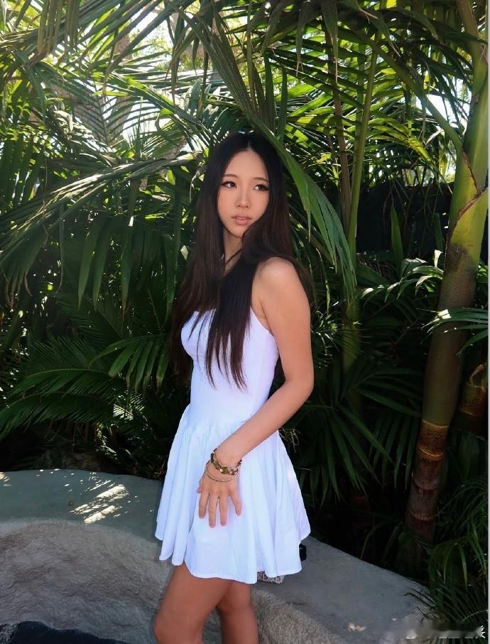 小 s 大女儿晒比基尼辣照 许曦文 Elly 在社交平台更新一组海边度假比基尼写