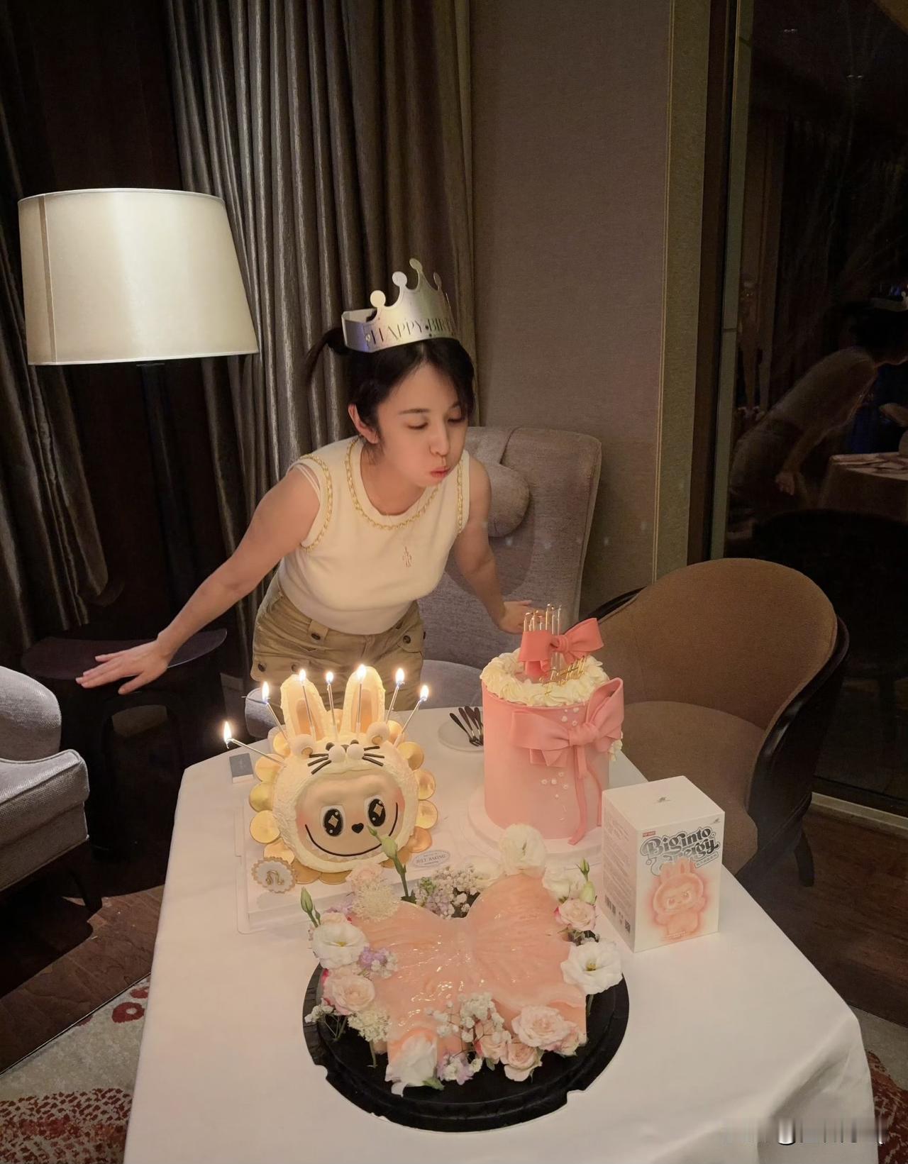 张晓晨庆祝37岁生日，这个蛋糕和生日祝福[一岁一礼，一寸欢喜，愿你幸福、平安、喜