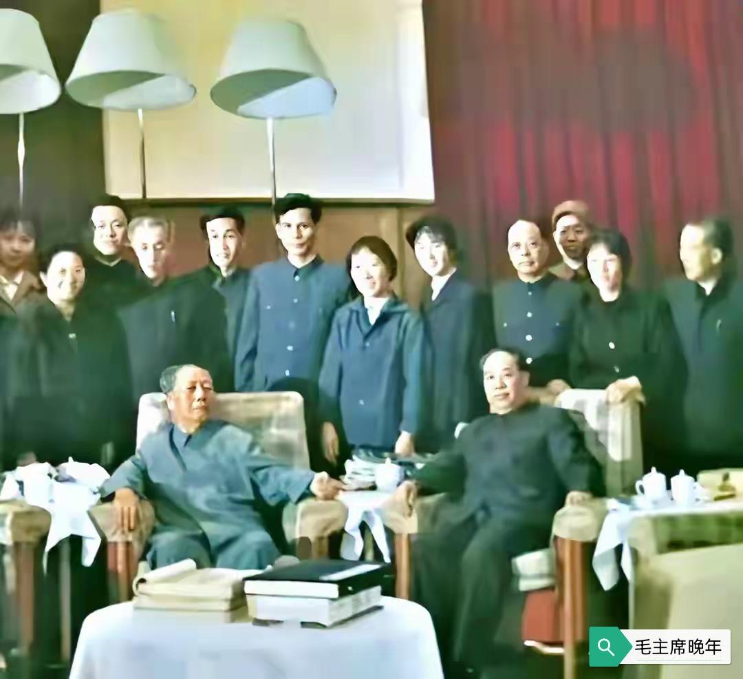 那个时候，有这么多工作人员与他朝夕相处，毛主席的晚年并不孤独。毛主席终身为人民利