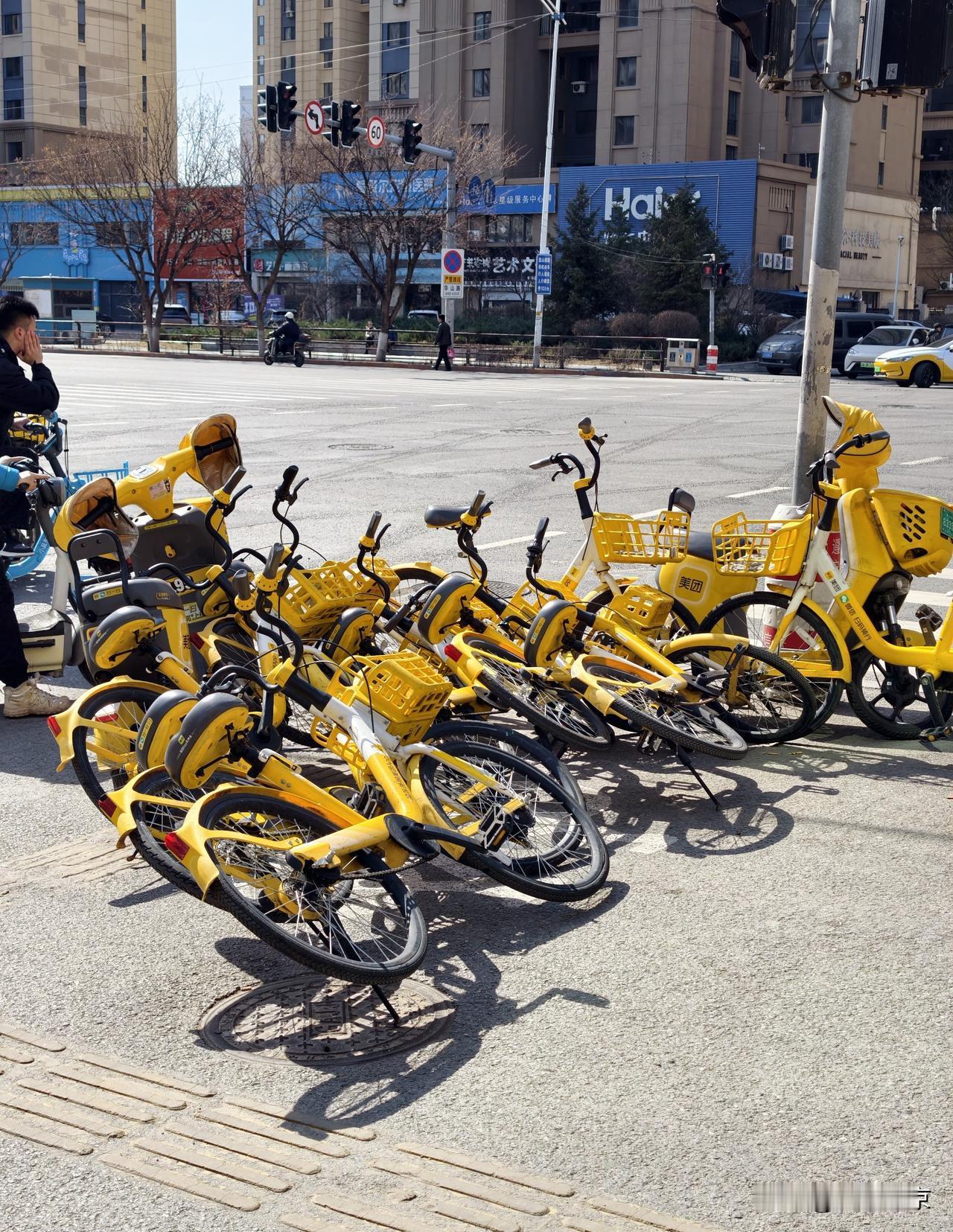 这两天沈阳大风不停，走在街上随处可见被狂风刮倒的共享单车。成片成片的美团小黄车横