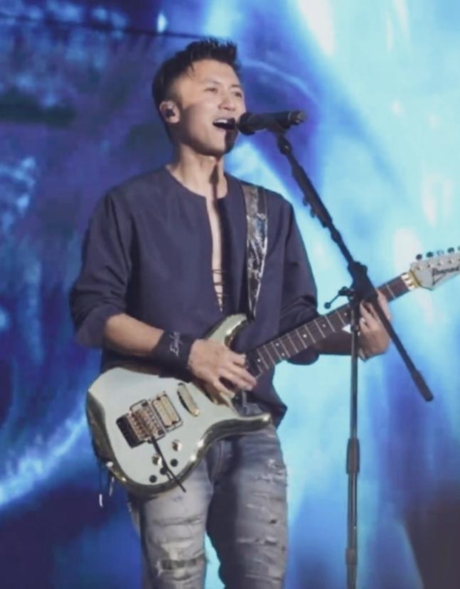 谢霆锋西安演唱会火热开演，他晒出西安奥体中心演唱会现场画面，六万人的荧光海瞬间在