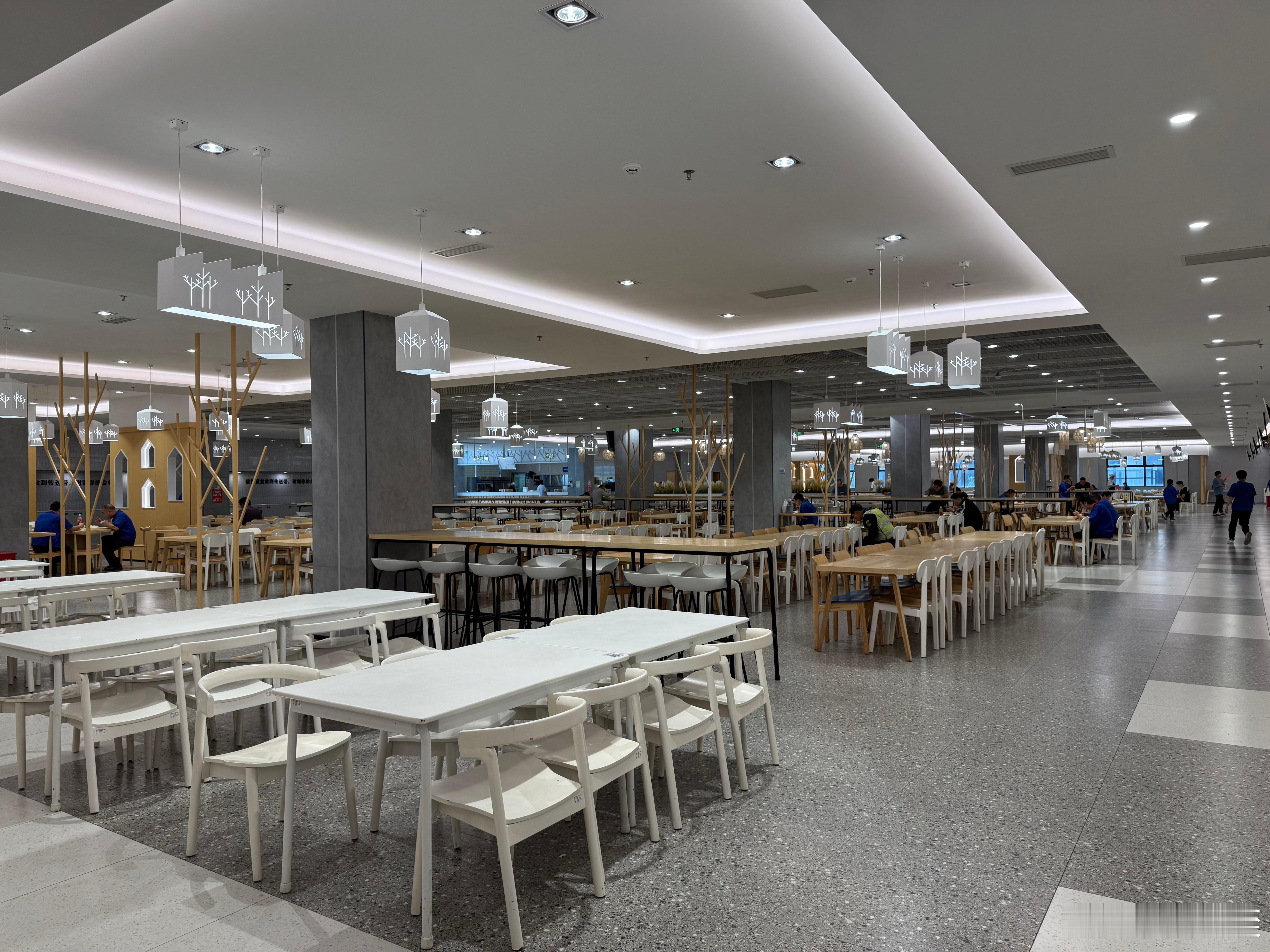 问下大家，初中学历拿1万薪资，算什么水平？条件就是有相关专业或者1年的工作经历。