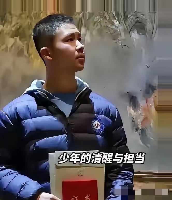 2025年12月23日，江苏连云港新海实验中学初三学生徐凯瑞，郑重走进连云港革命