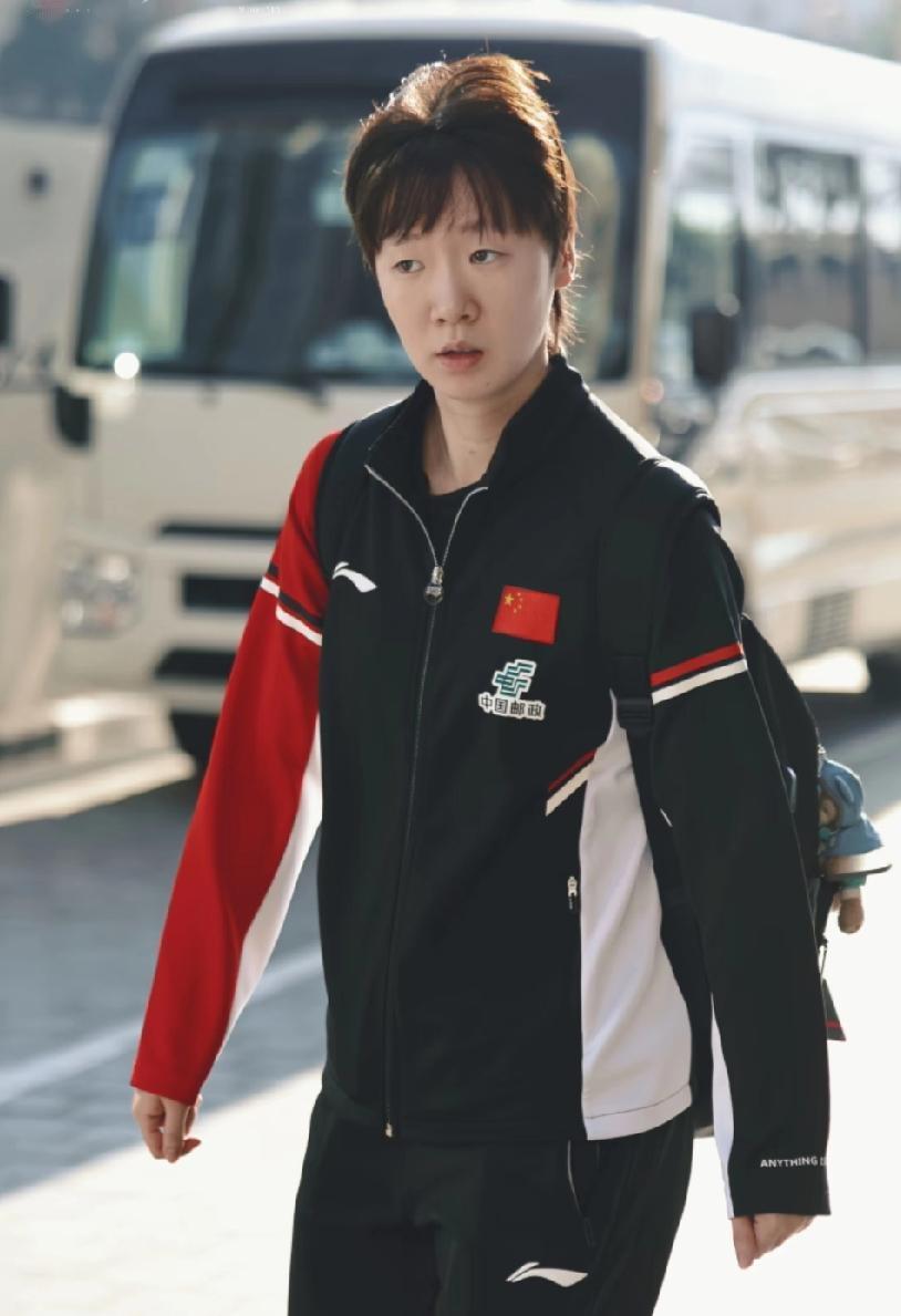 多哈清晨的阳光☀️ 洒在奔赴训练场的路上。
 
一身国家队战袍的王曼昱 目光坚定