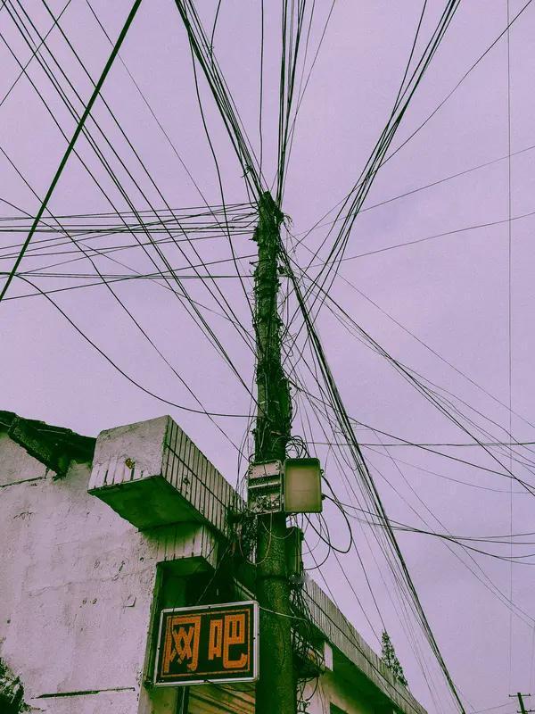 几家运营商都差不多，套路多，服务差。且始终不变。
1. “借检修上门”
很多小区