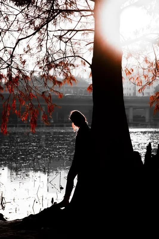 “贫在闹市无人问”这上联，道尽了世态炎凉。我觉得“富在深山有远亲”是绝佳下联。从