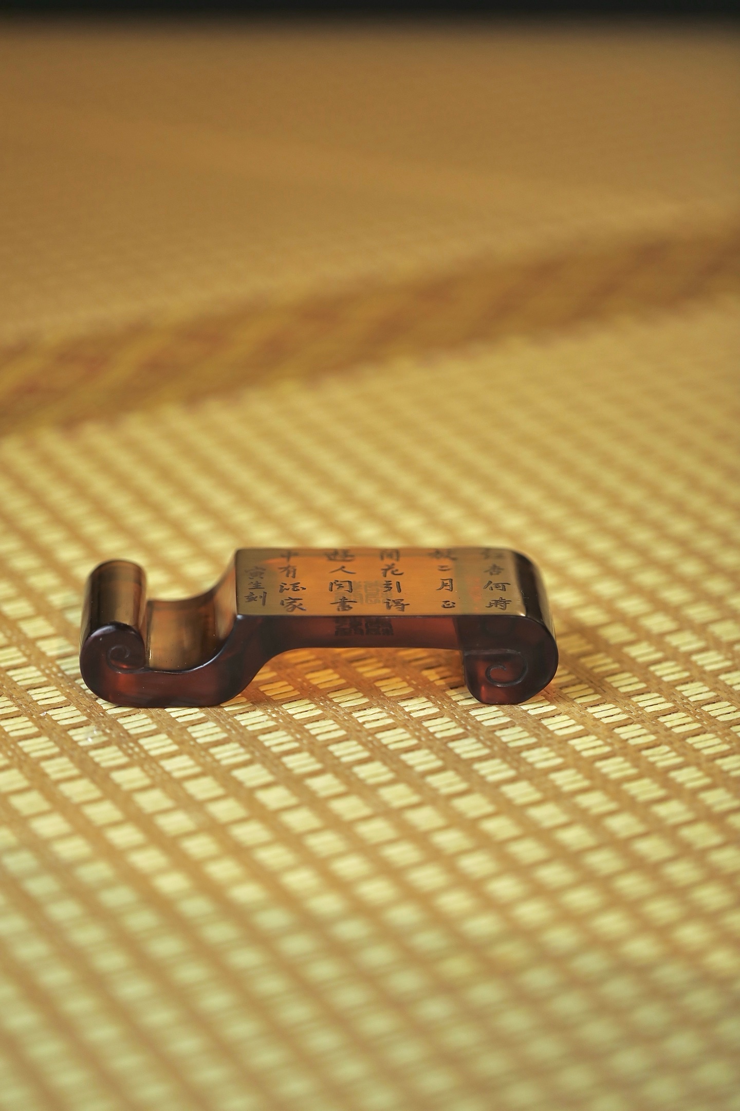 琉璃 | 卷书墨床墨床以通透琉璃为材，呈琥珀般温润色泽，质地澄澈莹润，光线下流转