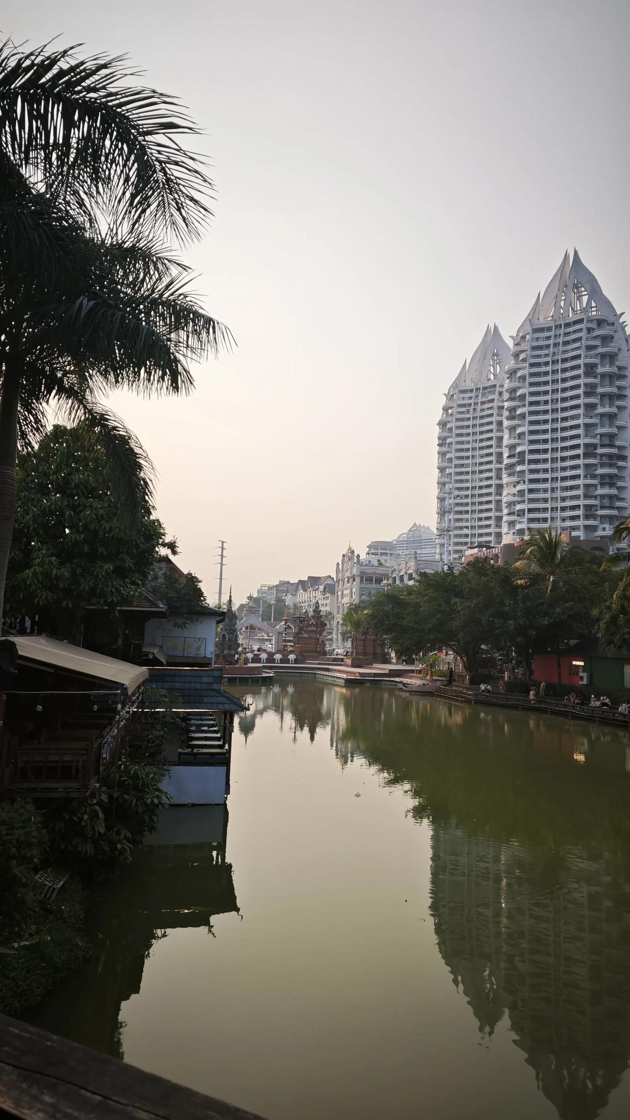 分享你随手拍的风景西双版纳的温柔，藏在告庄的水色里，漫步告庄西双景，棕榈叶轻拂过