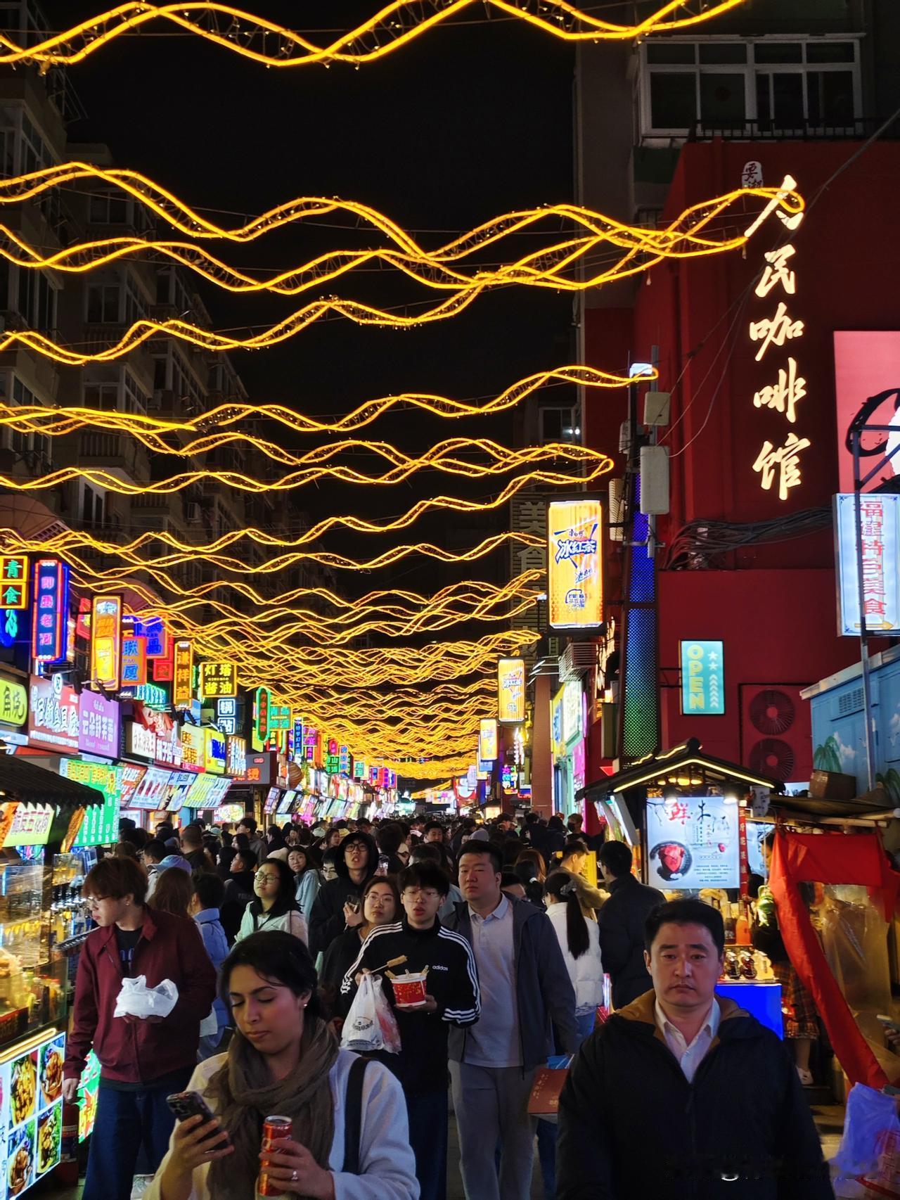 美食夜市人真多，台东恣儿街挤不动。没想到清明假期第一天人就这么多，增加了不少新店