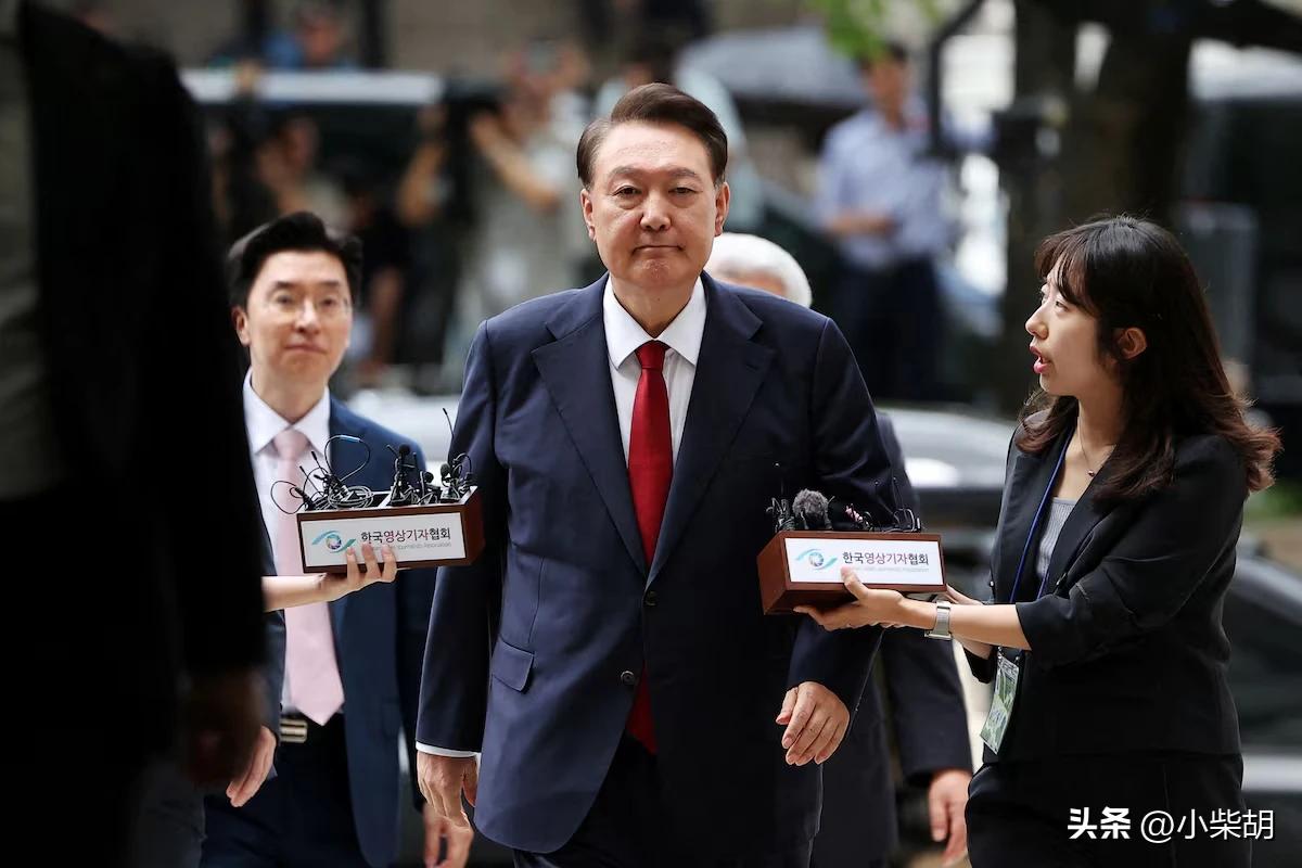 这操作，令全球政坛都惊掉了下巴！
拜登见了沉默，马克龙见了落泪！韩国前总统坐牢年
