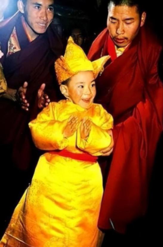 1989年，十世班禅圆寂后，高僧们长途跋涉去寻找转世灵童，国家为此特别拨款。谁知