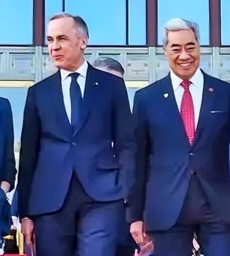 加拿大这次可算硬气起来了！他们正式公布了电动汽车新战略，这次的重点放在了和咱们熊