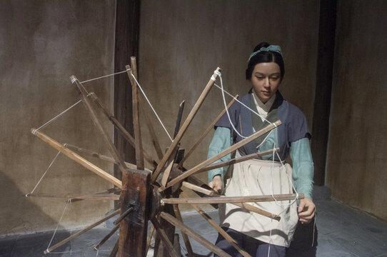 我国纺织手工业的历史悠久，在旧石器时代北京山顶洞人就已经学会用骨针缝制衣服，先民