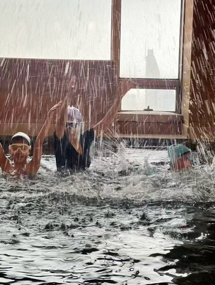 偶遇章子怡带娃游泳章子怡带娃游泳 偶遇章子怡带娃游泳🏊♀️好温馨的画面！很美好