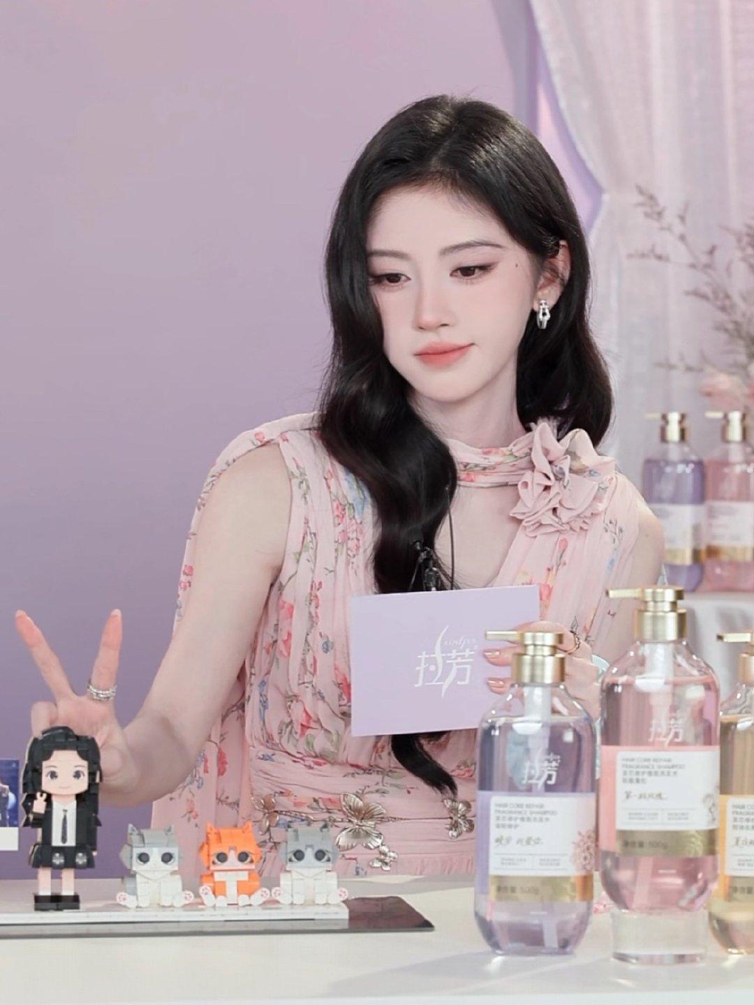 请问图上有几只小猫🐱🐾鞠婧祎直播鞠婧祎粉色雏菊长裙 ​​​