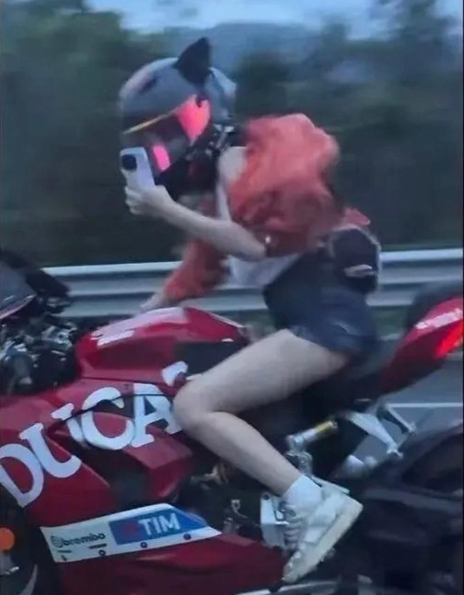 这可不是速度与激情，而不是命都不要了。
广东惠州警方已通报，一名20岁女子骑杜卡