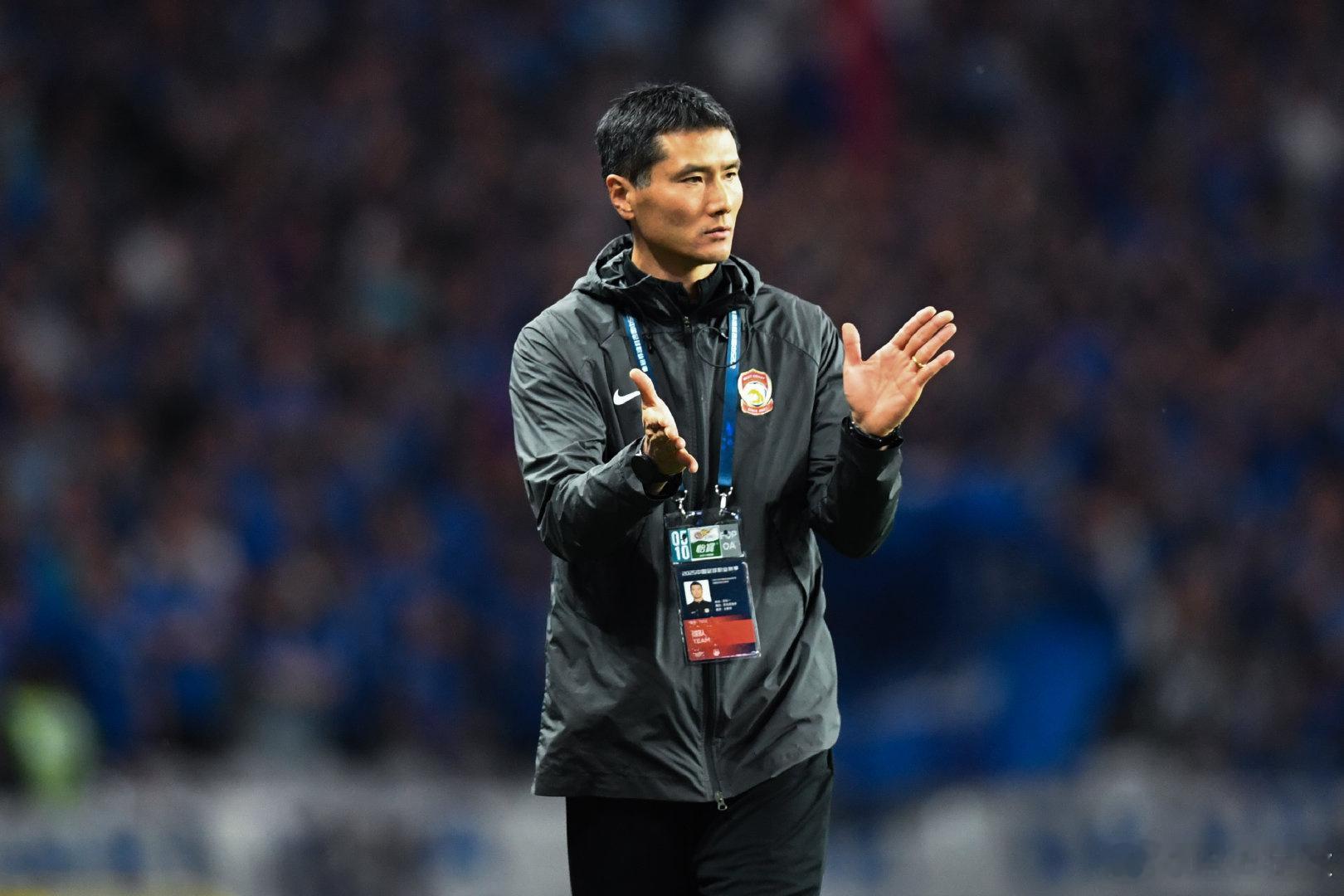 国足新主帅选了几个月，比选世界小姐还难，早就有不少人提议，找个临时主帅带一带，哪