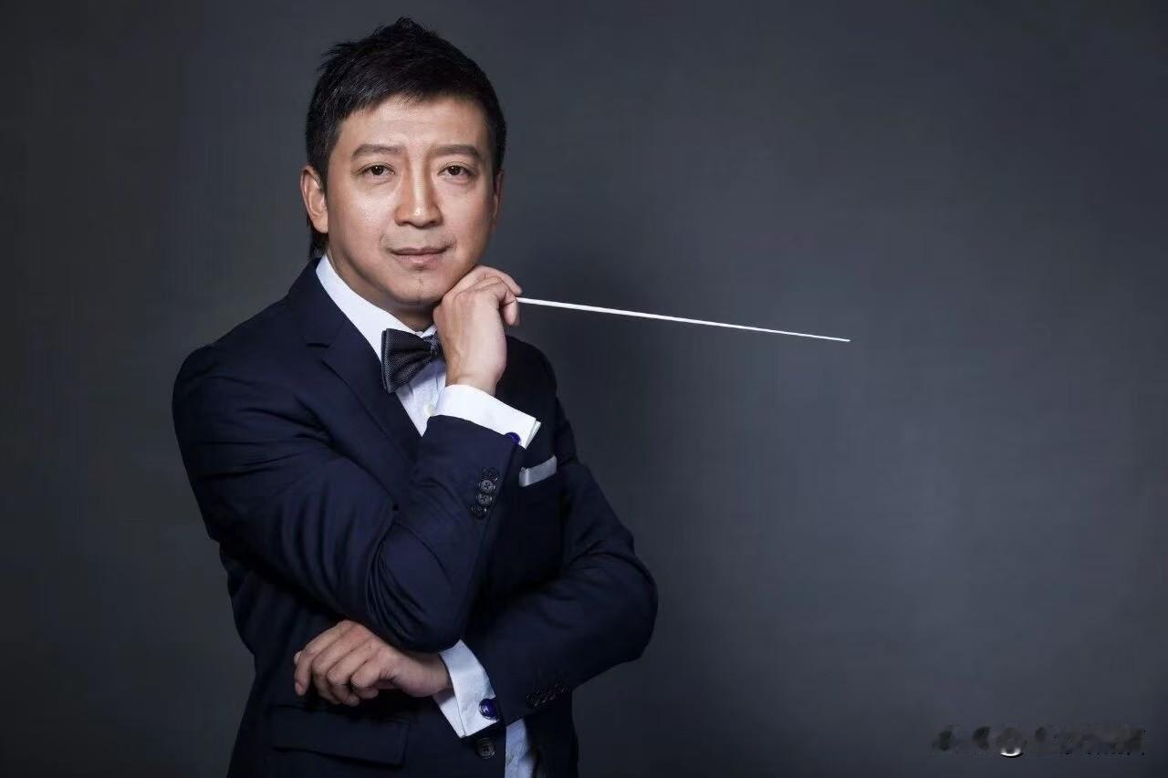 曹波指挥成都民乐团联袂琵琶名家展演《我和我的祖国》交响音乐会。
《我和我的祖国》