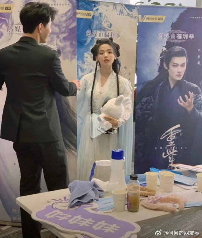 杨超越仿若从海报中走来，初见以为是精美画像，定睛才惊觉是真人。那灵动模样，仿佛自