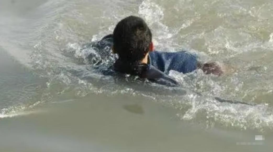 笑不活了！河北，男子见一女子落水，脱了衣服就跳进河里救人，结果游泳的时候把裤头游