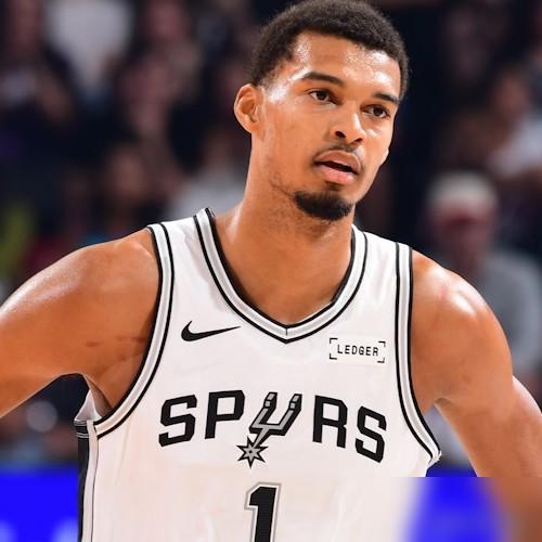 这球要是也算二级恶意，那篮球干脆别打了！

NBA季后赛，文班亚马就因为一个肘击