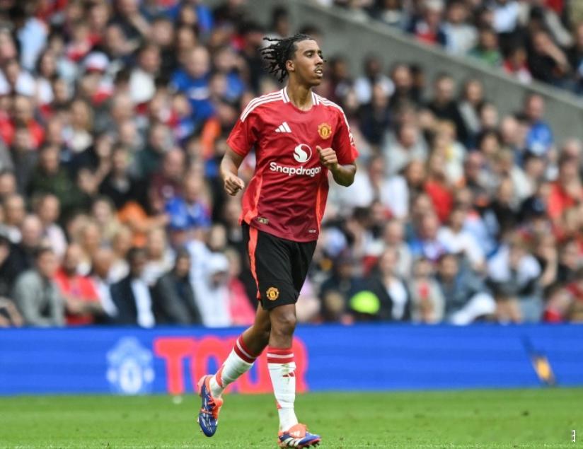 《太阳报》报道，曼联后卫约罗向一位与四期腹膜癌抗争的女性患者的Just Givi