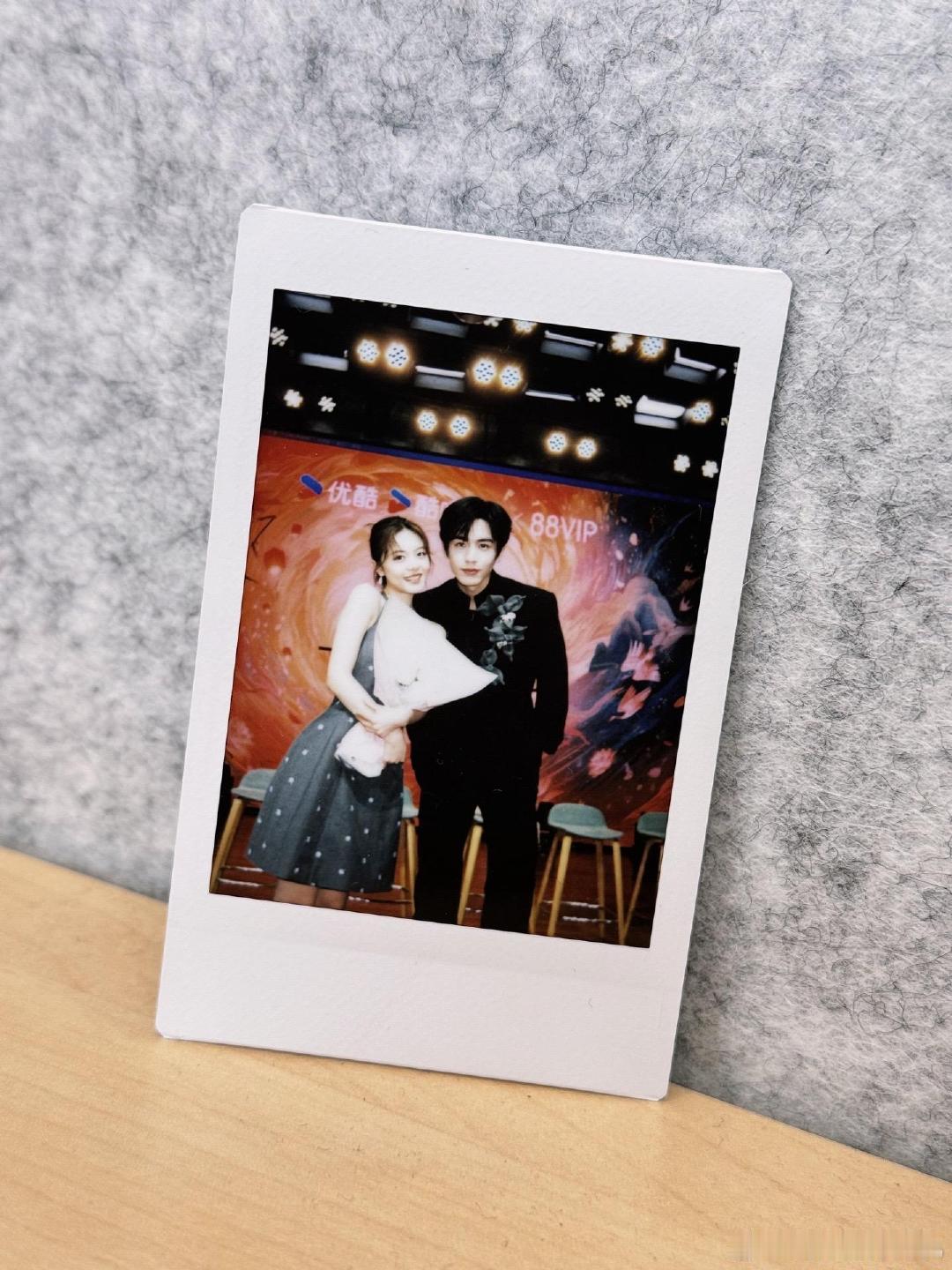 啊啊啊啊我嗑的cp就是坠甜的！好登西啊！好登西啊！我们裴相和公主包甜的~张凌赫、