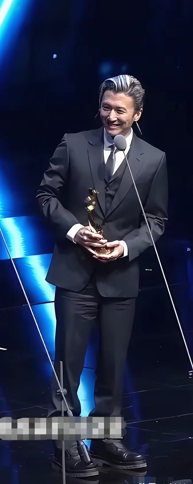 真是人比人气s人。同样的年纪谢霆锋还在谈恋爱，享受爱情，而且帅气逼人，风度翩翩，