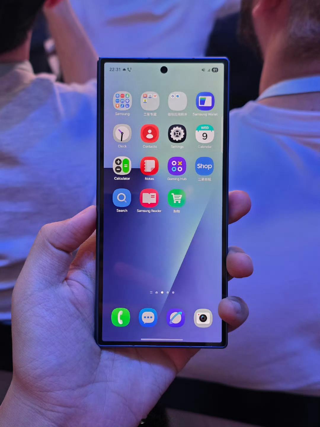 Galaxy Z Fold 的屏幕比例改变。外屏改成 21:9（之前是 22:9