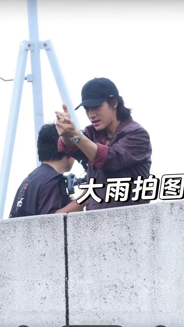 谁被此沙《烈阳之上》广州路透惊艳，经典港风穿搭氛围感拉满，突如其来的短发造型充满