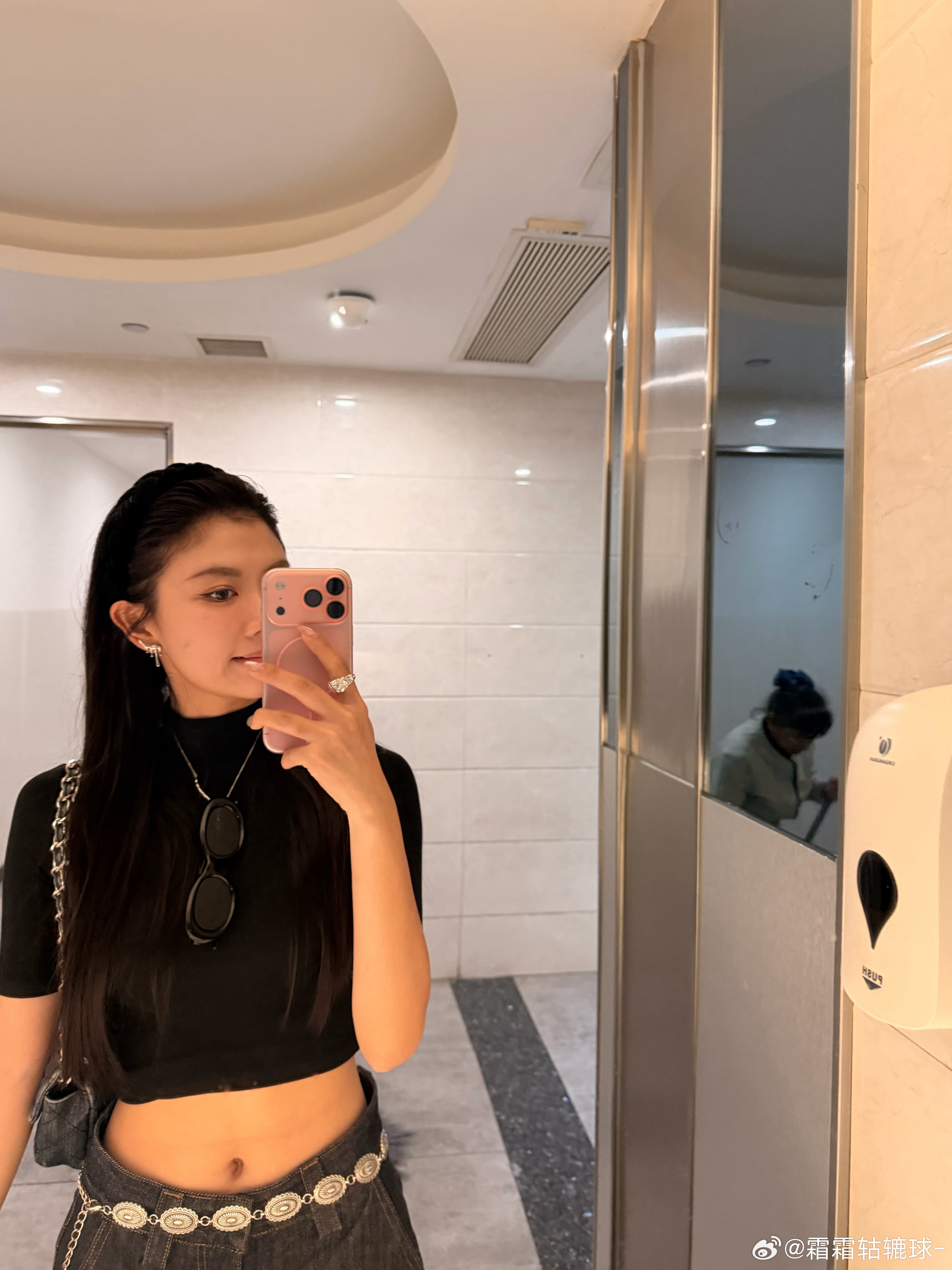 霜霜の日常碎碎念 六点半起床-搭衣服-开车回公司拿设备-去机场-此时此刻飞机上准