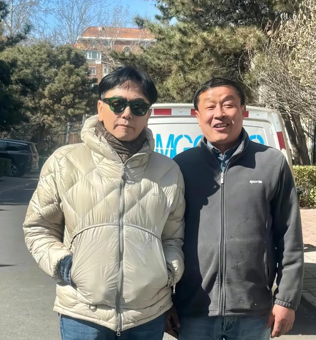 温兆伦独自一人现身北京，他穿着白色羽绒服，戴着墨镜，走在街头完全没有明星架子，整