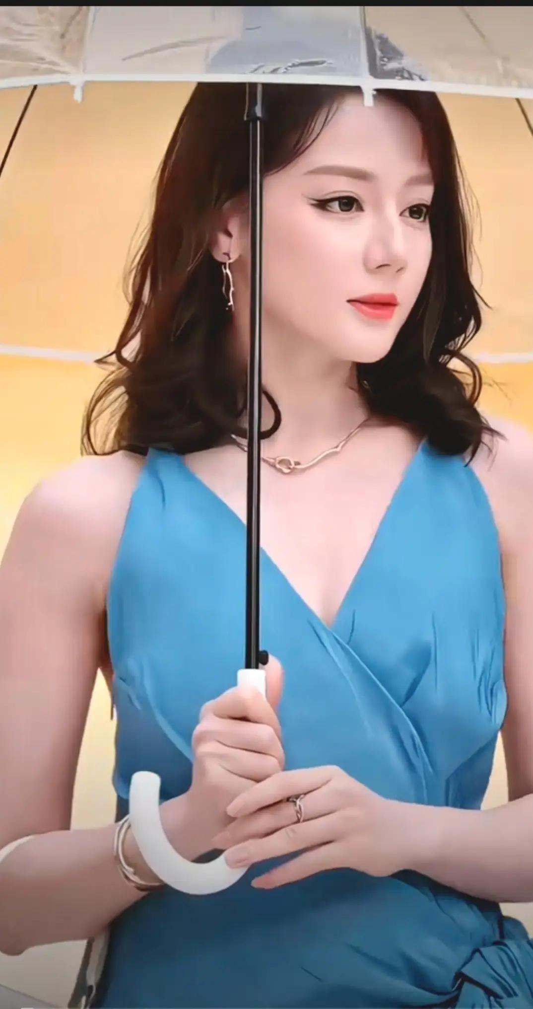 4月28日，迪奥全球品牌大使迪丽热巴现身南京德基广场，出席迪奥甜品主题限时精品店