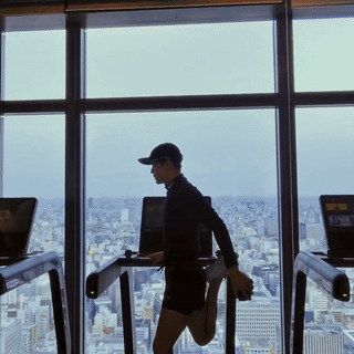 王嘉尔的东京vlog能不能再来一集 看完得了快乐依赖症！你在便利店挑饭团的认真劲