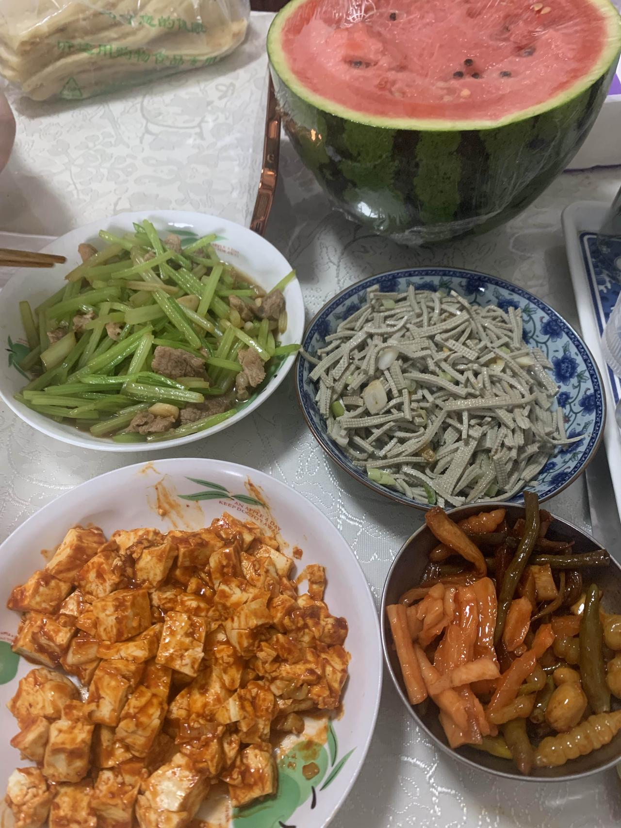 现在吃饭越简单越舒服，越素吃得越香。
人一旦过了五十，也想开了，也看开了，怎么舒