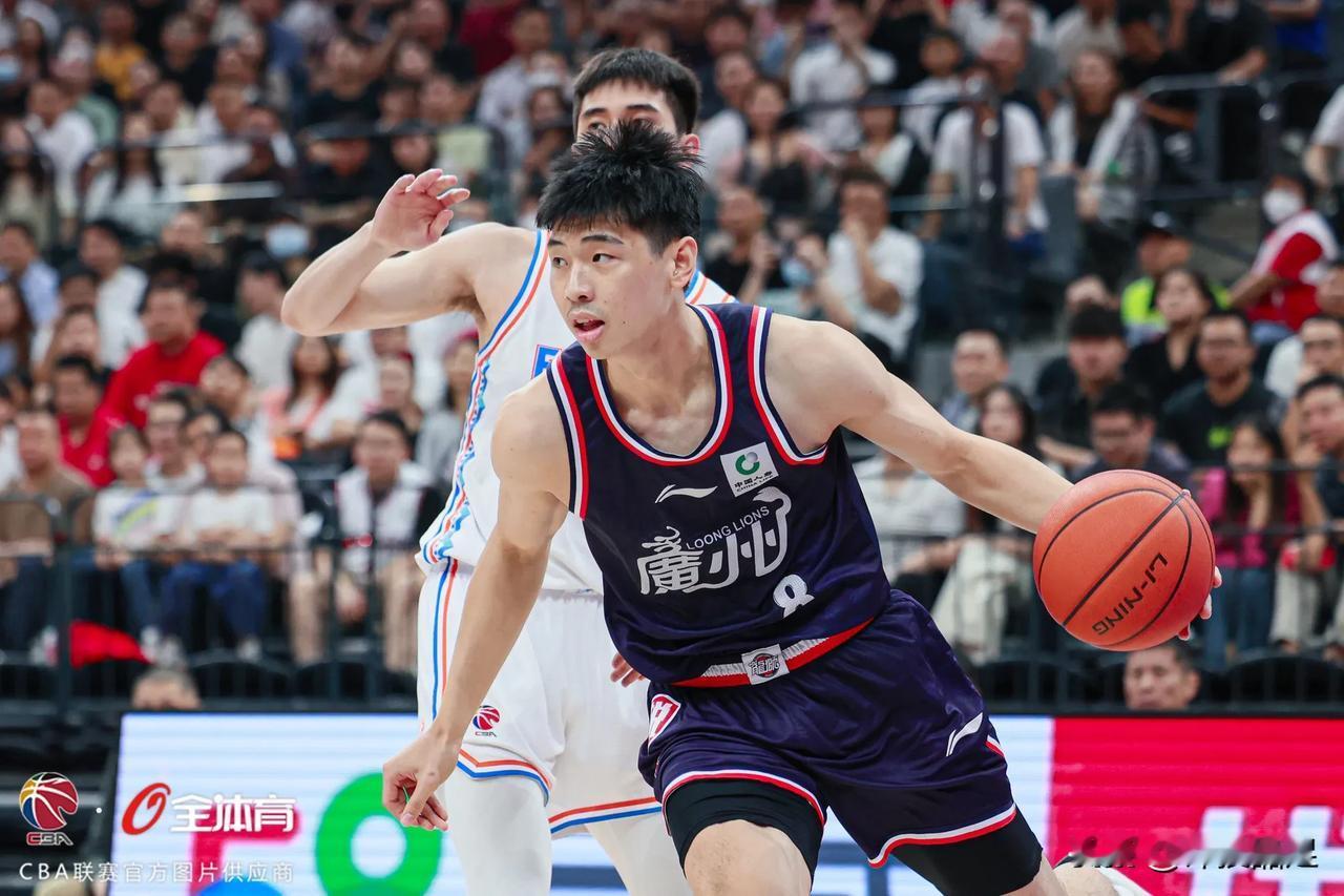 CBA季后赛首轮12进8比分预测：
1.浙江广厦vs山西汾酒  2：0
2.上海