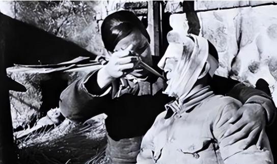 1936年红军团长被战士们掩埋，一位老妇人经过，割掉他身上的腐肉

在1936年