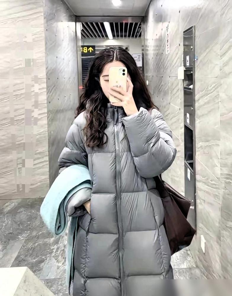 给所有女性提个醒，冬天买羽绒服，坚决不要买的羽绒服是——灰色羽绒服！

本来以为