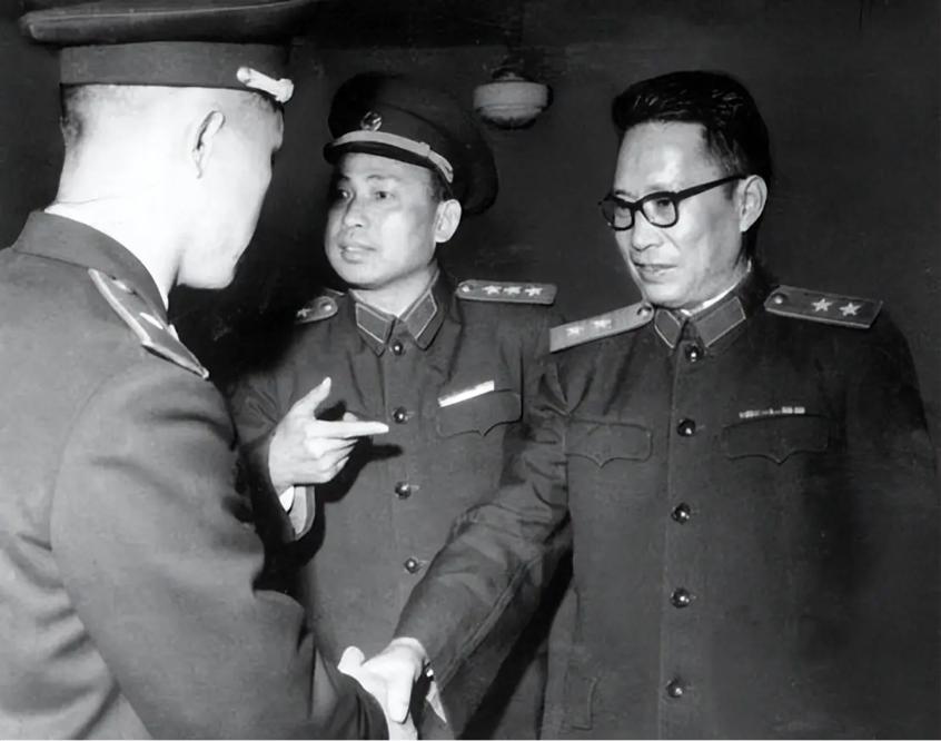 他是广东省委原书记，1978年被免职审查，晚年却享大军区副职待遇。1978年，开