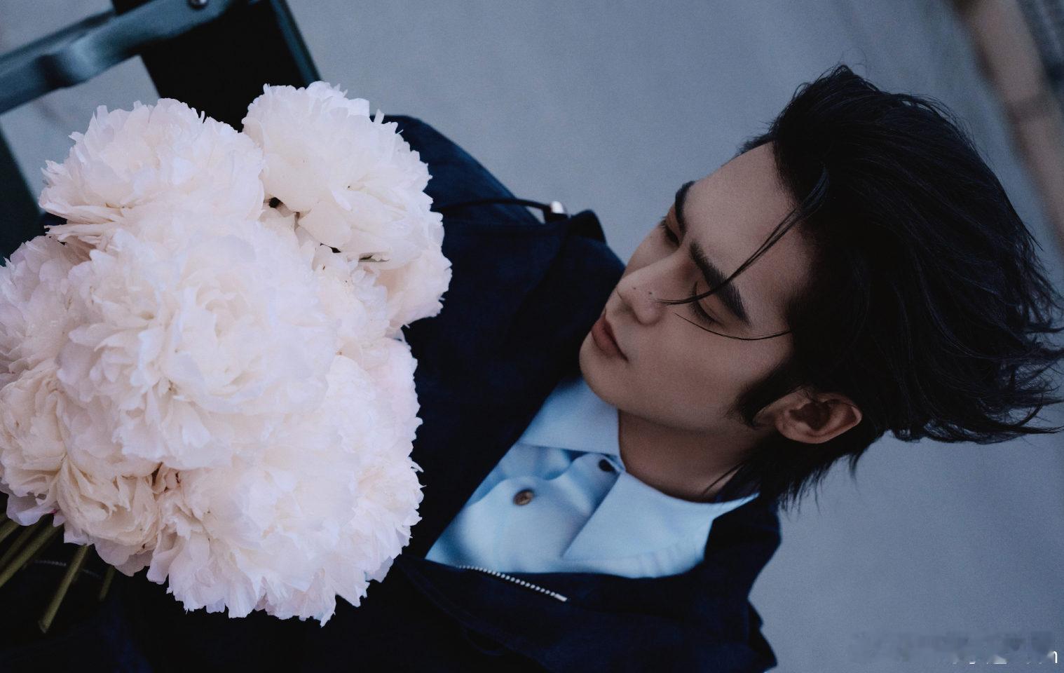 于适 巴黎时装周dior看秀造型！绝对的为国争光的帅