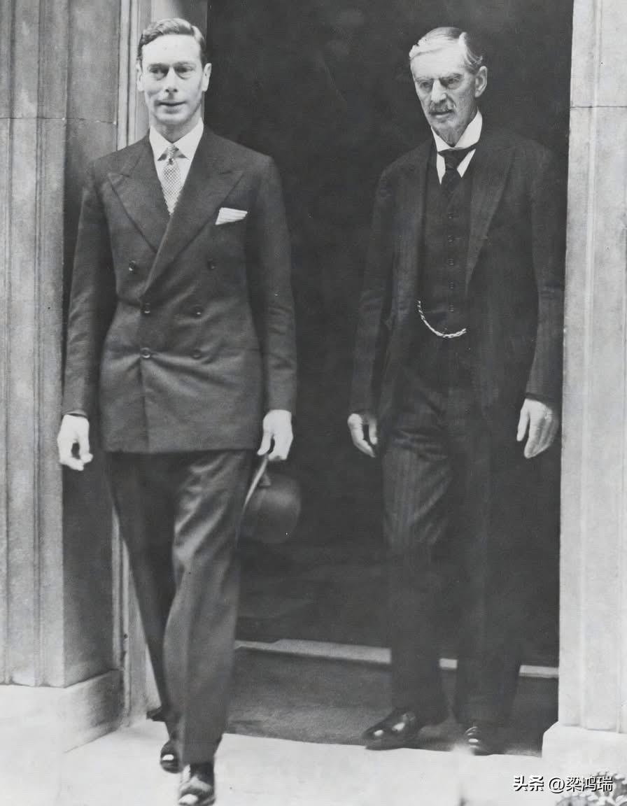 1939年9月1日——纳粹德国入侵波兰后的次日清晨——两名男子并肩伫立在唐宁街1