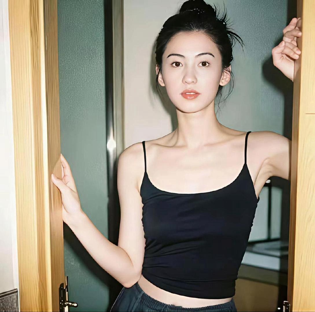 张柏芝早年的容貌着实惊艳，流畅鹅蛋脸搭配饱满立体的侧颜轮廓，得天独厚的优越骨相，