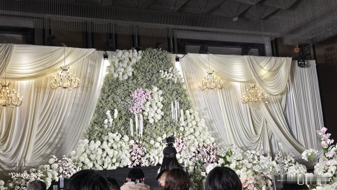 《贺妹新婚》

金风玉露一相逢，便是人间大喜缘。
今日红丝牵锦帐，他年白首共华筵