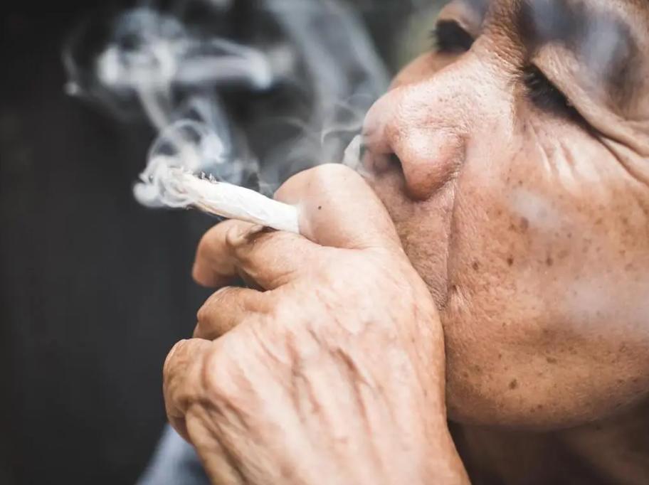 63岁大伯确诊肺癌，回家后接着抽烟打麻将，拒绝去医院：我要自由

"我就是喜欢这