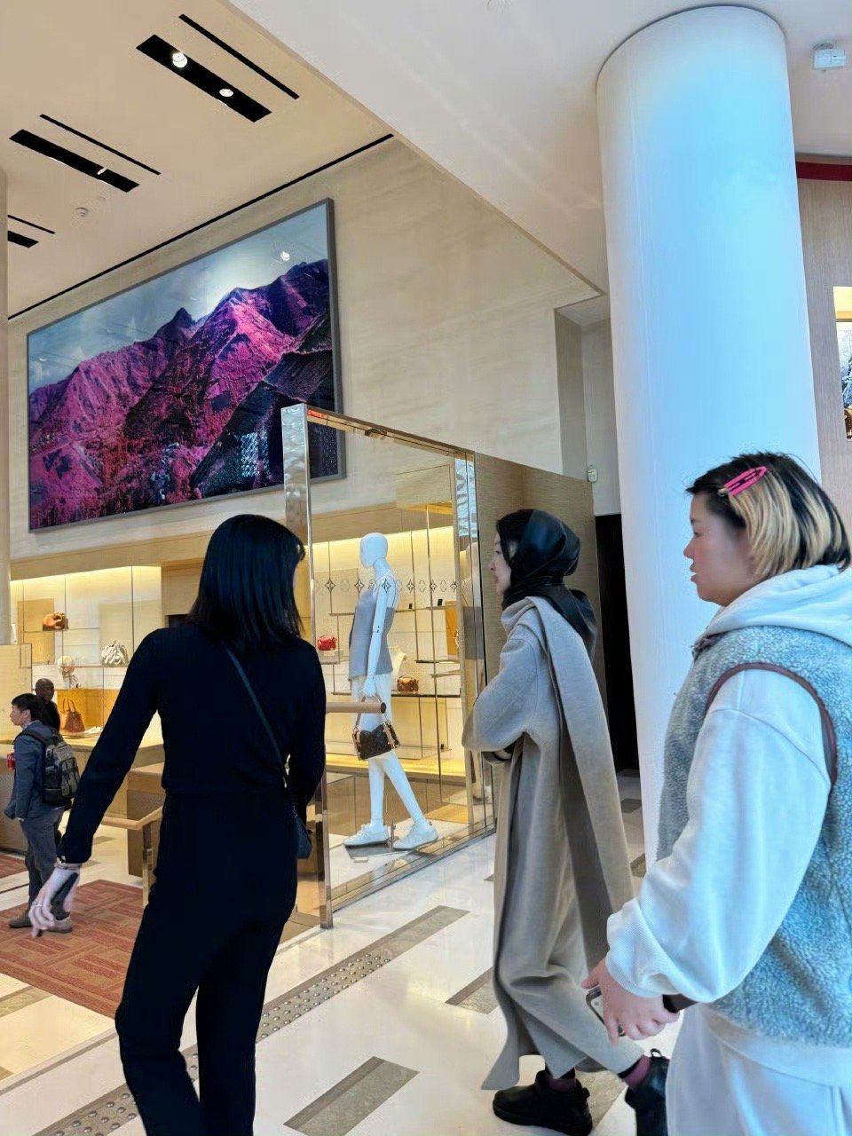 巴黎偶遇周冬雨网友巴黎偶遇周冬雨，一身温柔穿搭太圈粉！松弛自然、气质出众