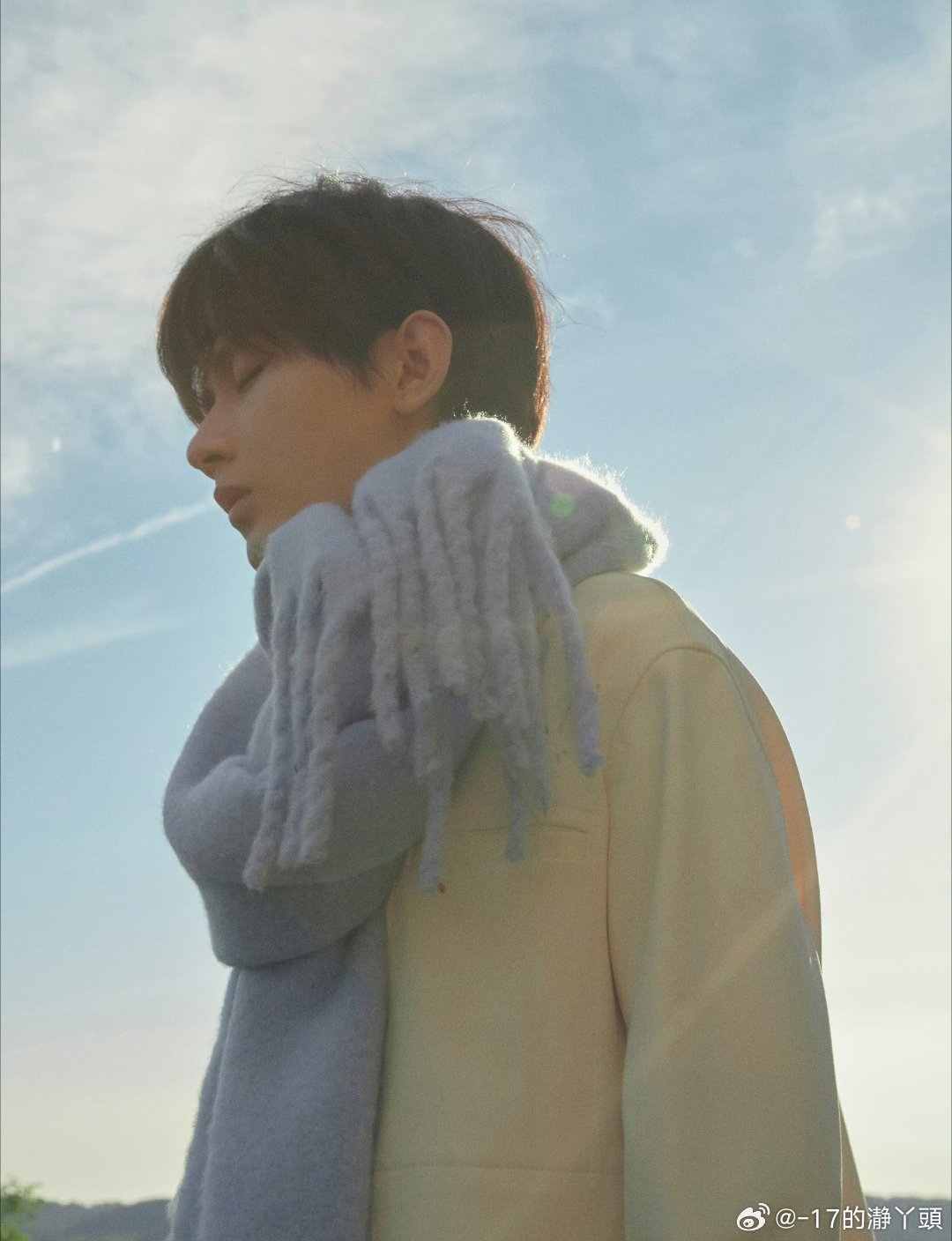 成毅，春天，我想摘下第一朵花给你；夏天，我想成为为你遮荫的伞；秋天，我想随秋风吹