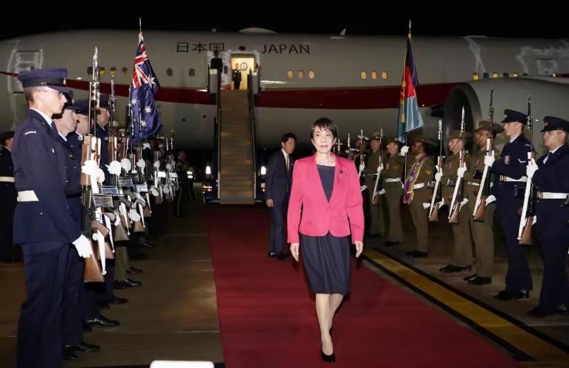 被冷落，只有外长接机，日本首相到达澳大利亚
就在昨晚10点钟，高市早苗的专机降落